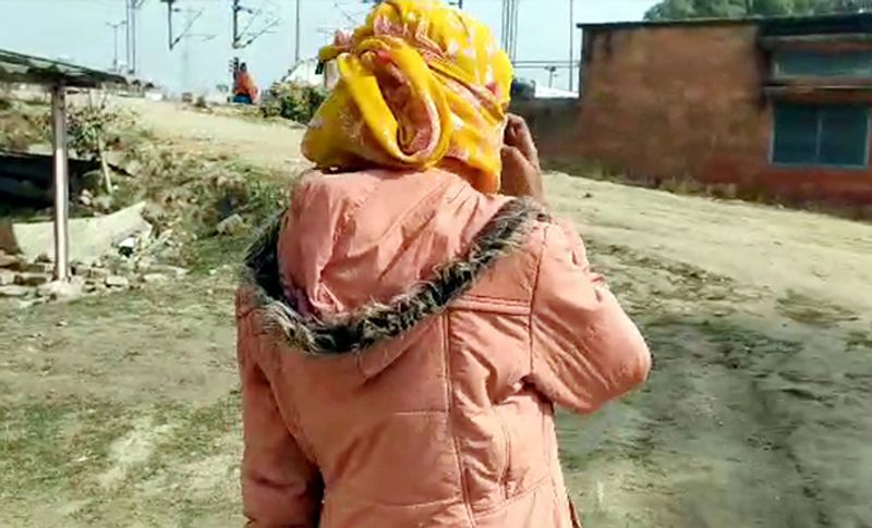 दरअसल, यह हैरान कर देने वाला मामला खगड़िया जिले के चित्रगुप्तनगर थाने का है। जहां अविवाहित महिला पुलिस सिपाही ने एक बैंक मैंनेजर पर शादी का झांसा देकर तीन साल तक यौन शोषण करने का गम्भीर आरोप लगाया है। हालांकि पीड़िता के कई दिन चक्कर काटने के बाद पुलिस ने आरोपी के खिलाफ मामला दर्ज कर जांच शुरू कर दी है।