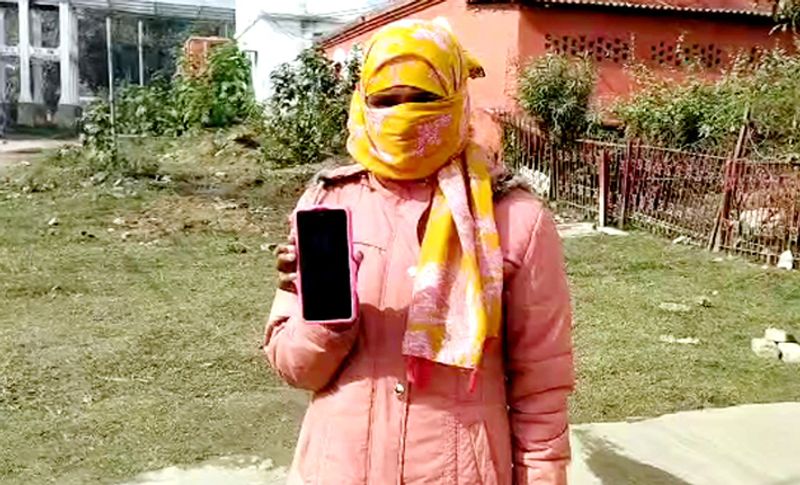 लेडी कांस्टेबल ने अपनी दर्दभरी कहानी में बताते हुए कहा कि तीन साल पहले सोशल मीडिया के जरिए उसकी दोस्ती अमित कुमार नाम के युवक से हुई थी। अमित बिहार ग्रामीण बैंक के प्रबंधक पद पर नौकरी करता है। उसने मुझसे प्यार का नाटक किया और शादी का वादा करके मेरे साथ तीन साल तक यौन शोषण करता रहा। जब कभी मैं उससे विवाह करने का बोलती तो वह बहाना कर देता था।