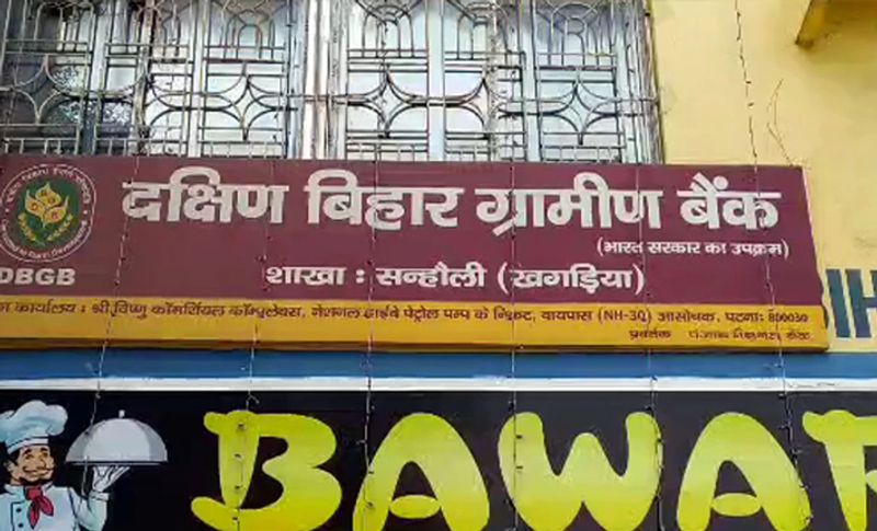 पीड़िता ने बताया कि अब अमित किसी दूसरी लड़की से सगाई करके उससे शादी करने वाला है। युवती ने कहा कि वह मेरी जिंदगी बर्बाद करके कैसे दूसरी लड़की से शादी कर सकता है। इसलिए में चाहती हूं कि उसे गिरफ्तार किया जाए। ताकि वह किसी और की जिदंगी तबाह ना कर सके।
