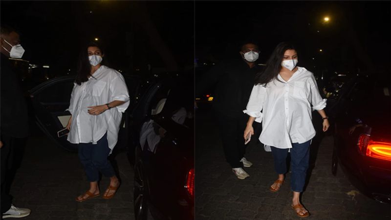 होने वाली मम्मी के चेहरे पर प्रेग्नेंसी का निखार साफ नजर आ रहा है। हालांकि इन फोटोज में उन्होंने मास्क लगाया हुआ है, लेकिन ब्लू कलर की जींस और व्हाइट कलर की लूज सी शर्ट को कोल्हापुरी चपल के साथ उन्होंने पेयर करके पहना हुआ है, जिसमें वह बेहद ही खूबसूरत लग रही हैं।
(फोटो सोर्स- गूगल)