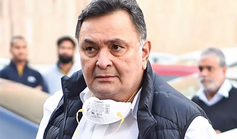 ऋषि लिखते हैं कि, 'ऐसा नहीं था कि कोई खराब एक्टर था और दूसरा अच्छा। बात बस यह थी कि टेढ़ा सिक्का चल रहा था। लेकिन, यह आज संभव नहीं है। कोई खान आज एक-दूसरे के साथ काम नहीं करता। कोई भी दूसरा एक्टर, किसी तीसरे सुपरस्टार के साथ काम करने को तैयार नहीं होता है।'