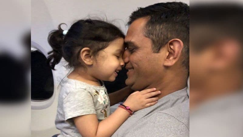 वीडियो में दोनों पापा-बेटी मॉम के लिए केक डेकोरेट करते नजर आ रहे हैं। वहीं, जीवा कहती दिख रही है मेरी बैटिंग और आपकी बॉलिंग। दोनों के इस वीडियो को अबतक लाखों लोग लाइक कर चुके हैं।
(फोटो सोर्स- इंस्टाग्राम)