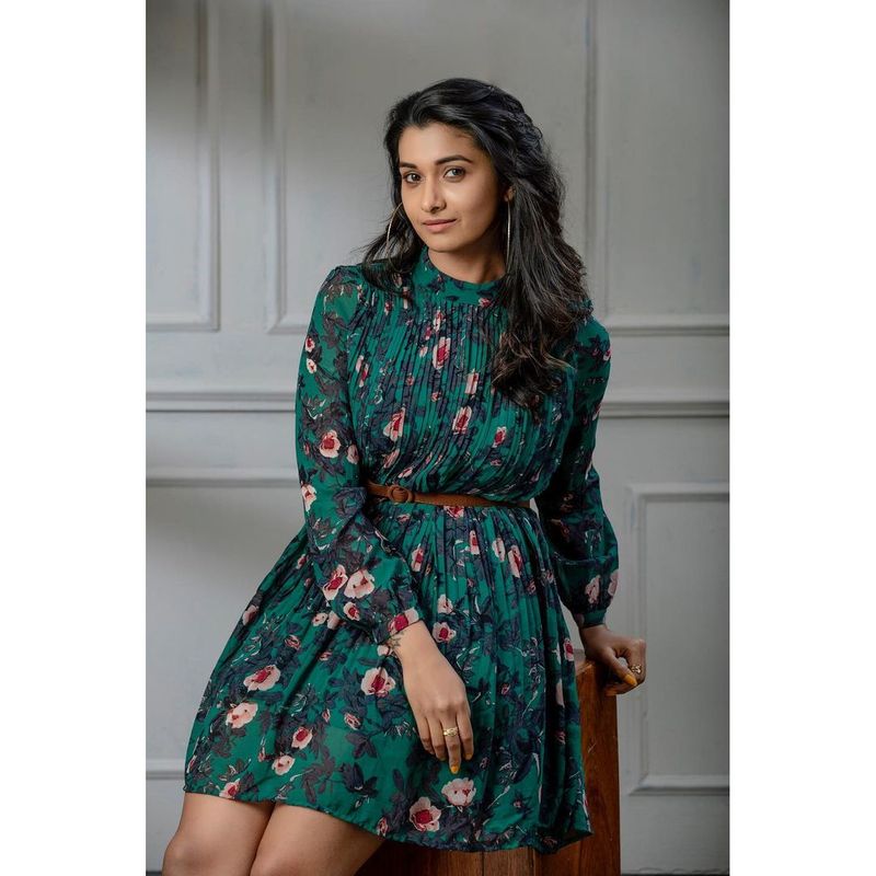 சோசியல் மீடியாவில் படு ஆக்டிவாக வலம் வரும் பிரியா பவானி ஷங்கர் தன்னுடைய லேட்டஸ்ட் போட்டோ ஷூட்களை அவ்வப்போது இன்ஸ்டாகிராம் பக்கத்தில் பதிவிட்டு வருகிறார். 