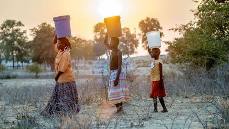 कुछ साल पहले जिम्बाब्वे नेशनल स्टेटिस्टिक्स ने एक रिपोर्ट जारी की थी। इसके हिसाब से यहां रेप की 42 प्रतिशत घटनाएं बच्चों के साथ होती हैं। गरीबी के चलते मां-बाप अपने बच्चों की परवरिश ठीक से नहीं कर पाते। वे खुद भी लड़कियों की जल्दी शादी कराने में लगे रहते हैं।