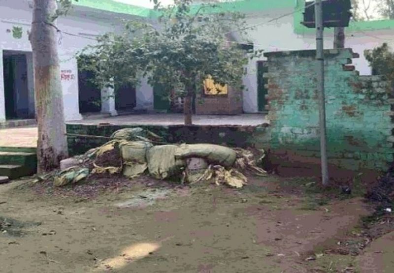 उघैती पुलिस ने धर्मस्थल के पुजारी सत्यनारायण दास, मेवली निवासी वेदराम और यशपाल के खिलाफ हत्या व दुष्कर्म के आरोप में एफआईआर दर्ज कर ली है। फिलहाल पुलिस ने एक आरोपी को गिरफ्तार कर लिया है।
(घटना स्थल की तस्वीर)