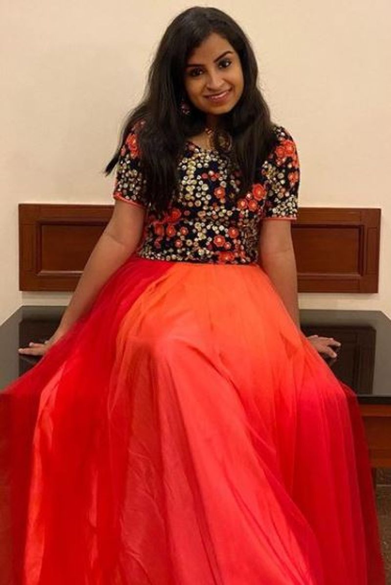 ஏற்கனவே சூப்பர் சிங்கர் நிகழ்ச்சி மூலமாக ரசிகர்களின் மனதை வென்ற ஷிவாங்கி குக் வித் கோமாளி நிகழ்ச்சியில் கோமாளியாக பங்கேற்றதன் மூலம் ரசிகர்கள் வீட்டு செல்லப்பிள்ளையாகவே மாறிவிட்டார்.
