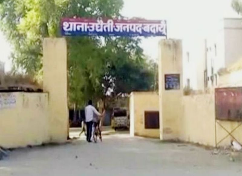 पहले मामले को दबाने में जुटी पुलिस ने शव को कब्जे में लेकर पोस्टमार्टम के लिए भेज दिया। आज दोपहर बाद पैनल में पोस्टमार्टम कराया गया। इस दौरान खुद डॉक्टर हैरान रह गए। जिसकी रिपोर्ट सामने आते ही हड़कंप मच गया और 17 घंटे मामले को ठंडे बस्ते में डालने वाली पुलिस एक्शन में आ गई।
