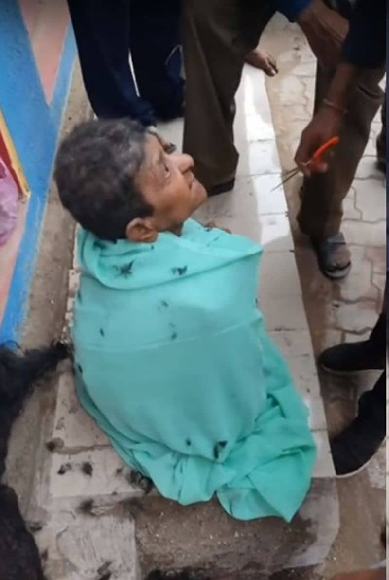 पड़ोसियों ने इसकी जानकारी राजकोट की सामाजिक कार्यकर्ता जल्पाबेन पटेल को दिया। जिन्होंने अपनी टीम के साथ कंचनबेन के घर पहुंची और उसे कमरे से बाहर निकाला।
