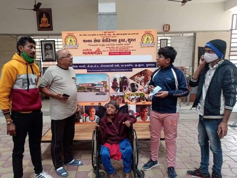 जल्पाबेन ने बताया कि काफी कोशिशों के बाद कंचनबेन के सगे भतीजे का नंबर मिला। उनसे फोन पर बात भी की गई, लेकिन उन्होंने कंचनबेन को अपनाने से मना कर दिया। इसलिए अब उन्हें सूरत के मानव मंदिर वृद्धाश्रम भेज दिया गया।