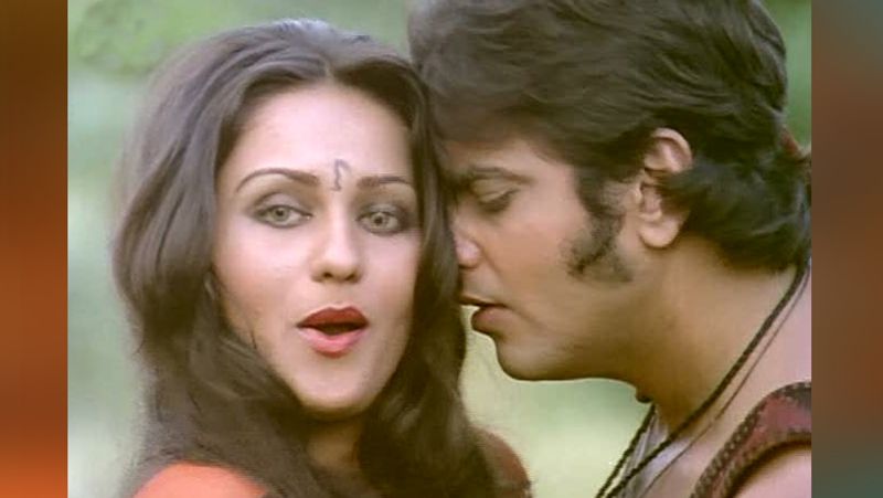 <p>1973 में रीना रॉय को जीतेन्द्र के साथ जैसे को तैसा फिल्म में काम करने का मौका मिला, जो उनके करियर की पहली सुपरहिट फिल्म साबित हुई। 1976 में रीना रॉय ने 2 हिट फिल्में नागिन और कालीचरण दी। राजकुमार कोहली के निर्देशन में बनी फिल्म नागिन में रीना ने इच्छाधारी नागिन की दमदार रोल निभाकर दर्शकों को रोमांचित कर दिया। </p>