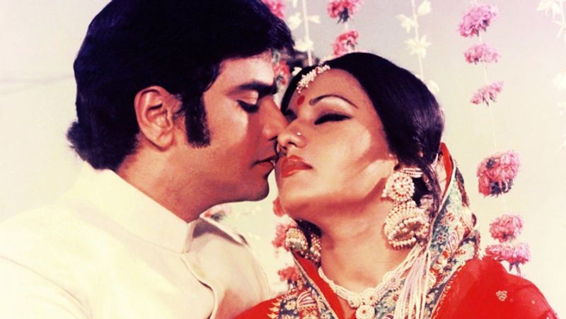 <p>रीना रॉय ने अपने करियर में 100 से ज्यादा फिल्मों में काम किया है। उन्होंने 'जख्मी', 'विश्वनाथ', 'बदलते रिश्ते', 'कर्मयोगी', 'गौतम गोविन्दा', 'आशा', 'सौ दिन सास के', 'नसीब', 'हथकड़ी', 'सनम तेरी कसम', 'धर्मकांटा', 'बेजुबान', 'दर्द का रिश्ता', 'नौकर बीबी का', 'गुलामी', 'आदमी खिलौना है' जैसी हिट फिल्में दी हैं।</p>