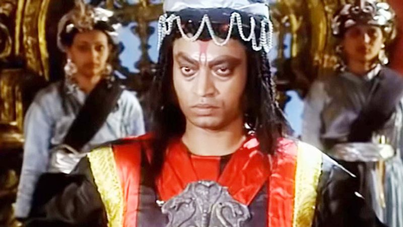 उन्होंने अपने करियर की शुरुआत छोटे पर्दे से की थी। उन्होंने कई धारावाहिकों के जरिए खुद को तराशने की कोशिश की। चाणक्य, भारत एक खोज, सारा जहां हमारा, बनेगी अपनी बात, चंद्रकांता और श्रीकांत जैसे सीरियलों से इरफान ने बॉलीवुड और फिर हॉलीवुड तक का सफर तय किया।