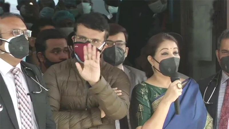 কিন্ত সৌরভের আরও দুটি ব্লকেজে ২ থেকে ৩ সপ্তাহের মধ্যে স্টেন্ট বসানোর কথা ছিল। কিন্তু তার আগেই ফের বুকে ব্যাথা নিয়ে বুধবার অ্যাপোলো হাসপাতালে ভর্তি হয়েছেন সৌরভ গঙ্গোপাধ্যায়।