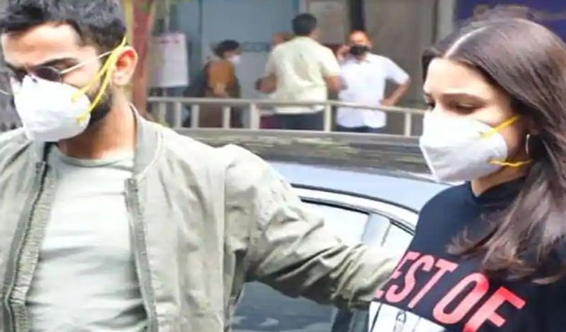  7 जनवरी को अनुष्का शर्मा और उनके पति विराट कोहली को पिज्जा आउटलेट के बाहर स्पॉट किया गया। उनकी फोटोज इंटरनेट पर वायरल हो रही है। 