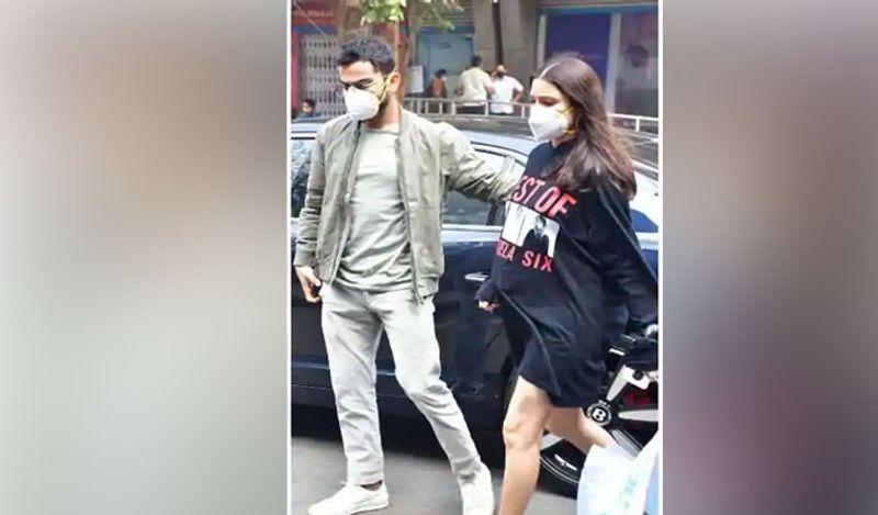 तस्वीरों में अनुष्का को काले रंग की लूज ड्रेस में देखा। जबकि विराट ने कैज्युअल ड्रेस पहन रखी थी। दोनों ने मास्क लगाया था। 