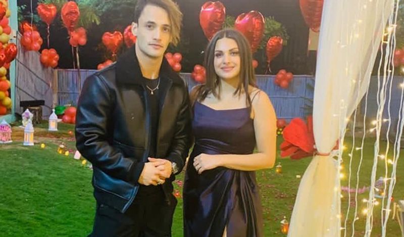 इतना ही नहीं एक्ट्रेस ने ये भी कहा कि आसिम या उन्हें शादी को लेकर कोई जल्दबाजी नहीं है और अभी वो दोनों अपने काम पर फोकस कर रहे हैं। आसिम बीते दिनों हिमांशी की बर्थडे पार्टी में भी नजर आए थे।