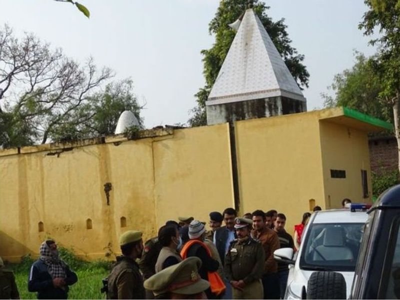 सीएम योगी आदित्यनाथ ने एक दिन पहले ही कहा है कि बदायूं कांड की जांच एसटीएफ करेगी और मुरादनगर हादसे की जांच एसआईटी करेगी। साथ ही मुख्य आरोपी पुजारी सत्यनारायण पर 50 हजार रुपए का इनाम घोषित किया गया है। 