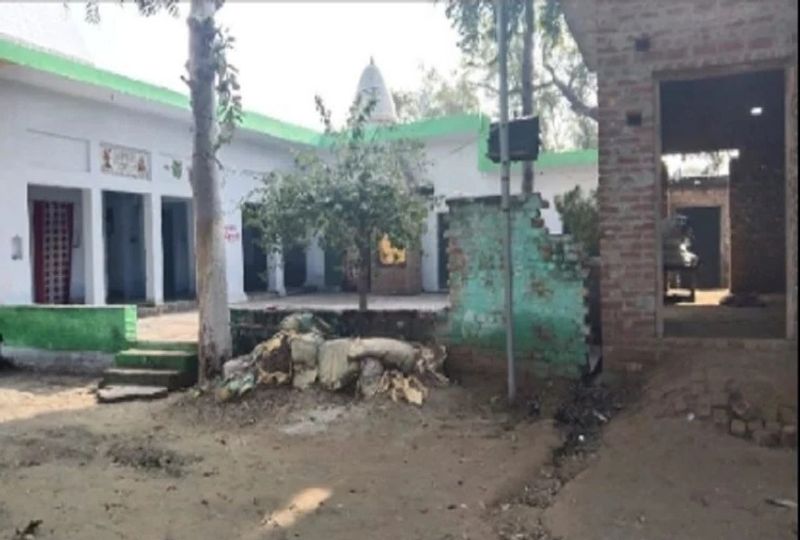 बता दें कि पोस्टमार्टम रिपोर्ट में कहा गया है कि महिला के साथ गैंगरेप किया गया था। इसके बाद उसके प्राइवेट पार्ट में रॉड डाली गई, जिससे अंदरूनी हिस्सा फट गया। उसकी बाईं सातवीं पसली टूटी हुई मिली और बायां फेफड़ा भी फटा हुआ था। इसके अलावा उसका बायां पैर टूटा हुआ मिला है। उसके शरीर का सारा खून बह जाने से उसकी मौत हो गई थी।
