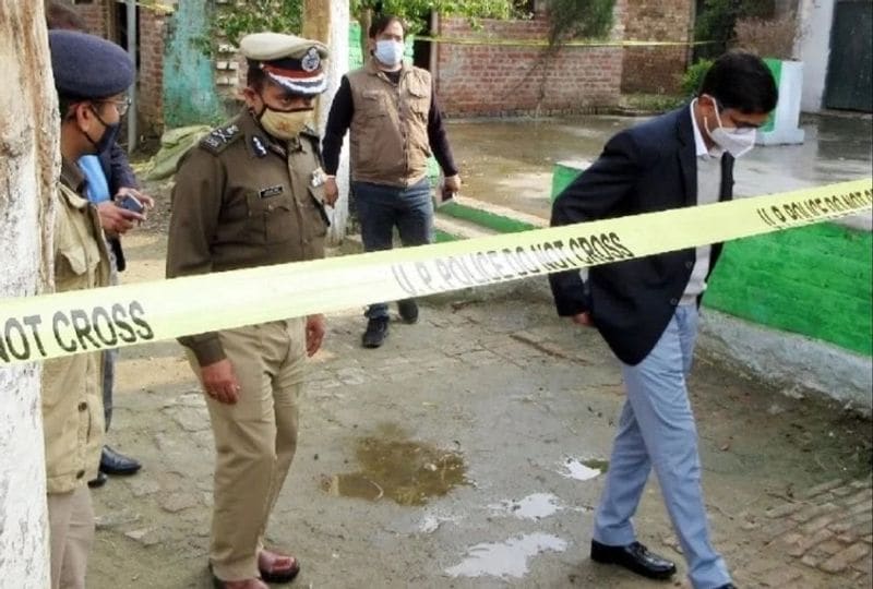 बेटे ने कहा कि हम लोगों ने फोन पर पुलिस को बताया फिर थाने के भी गए, लेकिन कोई सुनने वाला नही था। पूरा थाना ही खाली था। अगर पुलिस तुरंत एक्शन लेती तो आरोपी फरार नही हो पाता। वो कहता है आरोपी पुजारी सत्यनारायण भी एक-दो बार घर आ चुका है, लेकिन कभी ऐसा नहीं लगा कि वह ऐसा करेगा।
