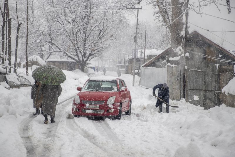 Kashmir receives first spell of snowfall, these visuals from Gulmarg and Pahalgam will make your day bpsb