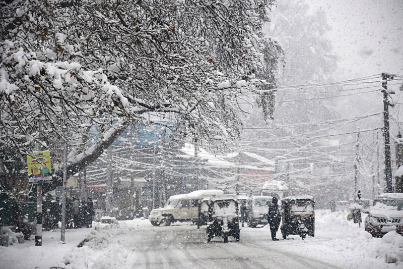 Kashmir receives first spell of snowfall, these visuals from Gulmarg and Pahalgam will make your day bpsb