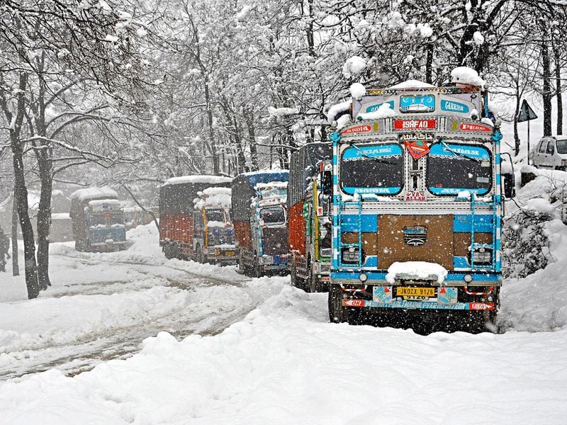 Kashmir receives first spell of snowfall, these visuals from Gulmarg and Pahalgam will make your day bpsb