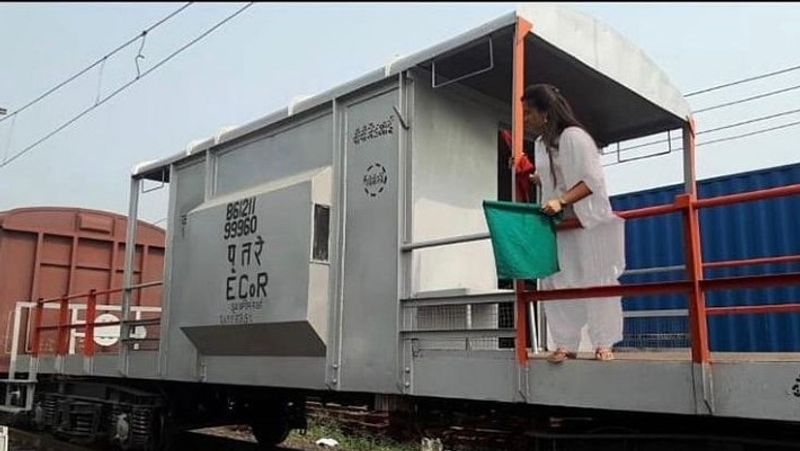 जनसंपर्क अधिकारी ने कहा कि वडोदरा के लिए नहीं, बल्कि पूरे देश के लिए गौरव वाला दिन है। पश्चिम रेलवे के लिए तो बहुत बड़ी सफलता है। इससे ज्यादा और क्या होगा जब महिला चालक दल द्वारा किसी मालगाड़ी का पूरा परिचालन किया गया है।