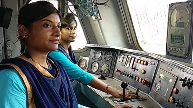 दरअसल, मंगलवार को मुंबई के वसई रोड स्टेशन से चली ट्रेन बुधवार को गुजरात के वडोदरा पहुंची। वेस्टर्न रेल रूट पर चली इस मालगाड़ी को सिर्फ महिलाओं ने चलाया। जैसे ही यह मालगाड़ी वडोदरा स्टेशन पहुंची तो वहां पर मौजूद हर शख्स ने इन महिलाओं को सलाम किया। साथ ही फूल देकर और ताली बजाकर उनका वेलकम किया।
