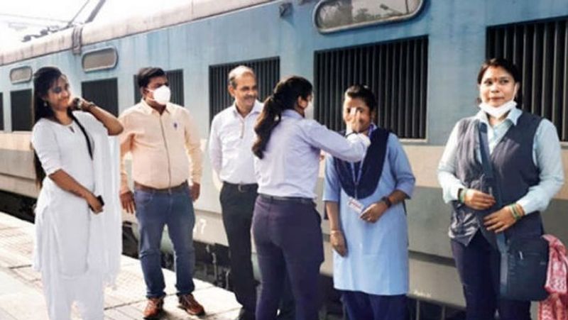  यह इतिहास जब रचा है जब गार्ड और लोको पायलटों पदों पर नौकरी के लिए महिलाएं बहुत कम आगे आती हैं। इनका यह काम दूसरी महिलाओं की चुनौतीपूर्ण नौकरियों के लिए प्रेरणादायक होगा।
