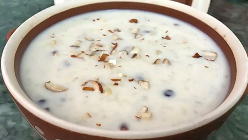 उपाय 1
हर अमावस्या पर चावल की खीर बनाएं और रोटी के छोटे-छोटे टुकड़े उस खीर में डाल दें। इसके बाद रोटी और खीर को कौओं के लिए घर की छत पर रख दें। इस उपाय से घर पर पितर देवताओं की विशेष कृपा बनी रहती है। पितर देवता की कृपा से ही सुख-समृद्धि मिलती है।
