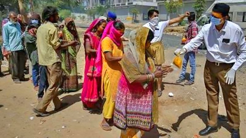 उपाय 2
हर रोज कम से कम किसी एक गरीब व्यक्ति को खाना अवश्य खिलाना चाहिए। ऐसा करने पर घर में अनाज की कमी नहीं होती है। सुख-समृद्धि बनी रहती है।
