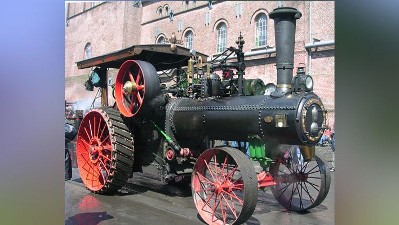 19वीं सदी में गैस से चलने वाला ट्रैक्टर सामने आया। 1905 ई. तक गैस से चलने वाले ट्रैक्टर का उपयोग खेतों में अन्य कामों में होने लगा।
(वाष्पचालित 'ब्लैक लेडी' ट्रैक्टर 1911)