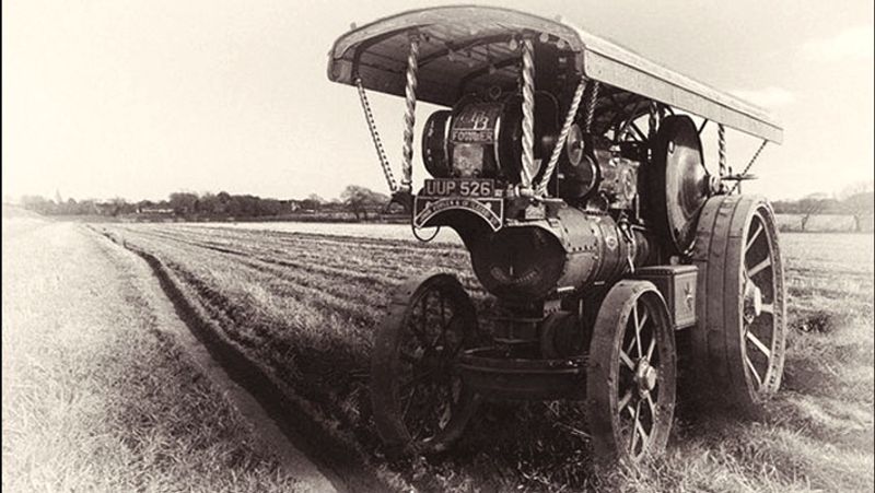 1913 में दो और चार सिलेंडरवाले इंजन के हल्के ट्रैक्टर अस्तित्व में आए। इसके बाद तो जैसे ट्रैक्टर निर्माण में क्रांति आ गई।
(शुरुआती दौर का ट्रैक्टर)