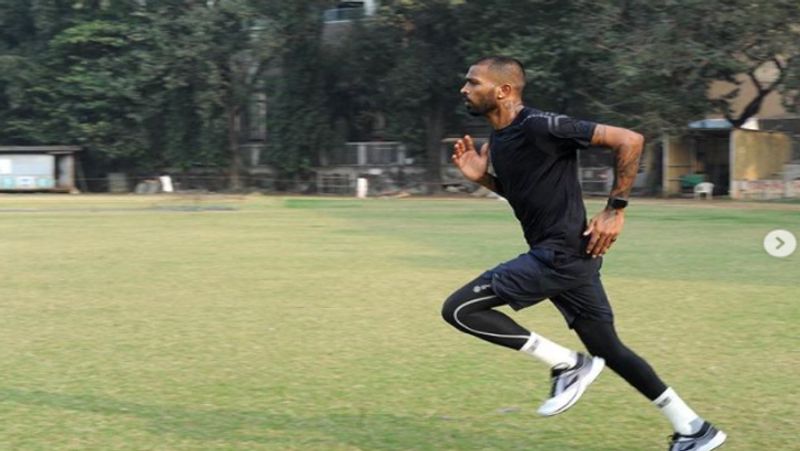 भारत के हरफनमौला खिलाड़ी हार्दिक पांड्या उन भारतीय खिलाड़ियों में से एक हैं, जो फिटनेस (Fitness) को लेकर काफी सजग है। वैसे तो इस समय पंड्या अपने परिवार के साथ समय बिता रहे हैं। लेकिन इन सबके बीच वो अपने वर्कआउट को लेकर जरा भी कॉम्प्रोमाइज नहीं कर रहे हैं।
(फोटो सोर्स- इंस्टाग्राम)