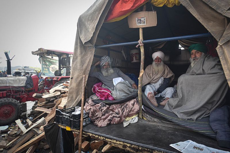 किसानों और सरकार के बीच हो रही है लेकिन हर बार बातचीत फेल हो जाती है। किसानों की मांग है कि तीनों कृषि कानूनों को वापस लिया जाए।