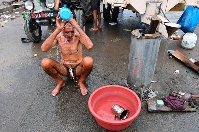 किसानों की मांग है कि तीनों कृषि कानूनों को वापस लिया जाए। हालांकि सरकार और किसानों के बीच आठ दौर की बातचीत हो चुकी है लेकिन कोई हल नहीं निकला।