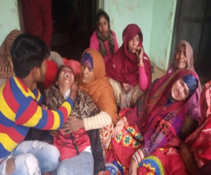 जीतगड़ी निवासी 35 साल के सतीश, 40 साल के कलुआ, रंजीत तथा 60 साल के सुखपाल सहित नौ लोगों ने गांव में ही एक ग्रामीण से शराब खरीदी थी। शराब पीने के बाद यह सभी अपने अपने घर जाकर सो गए।
