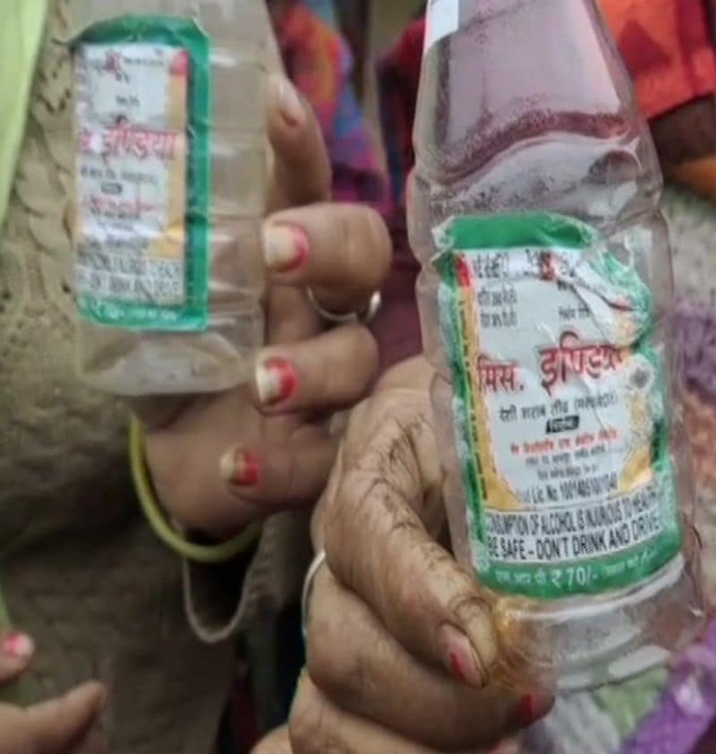 मीडिया रिपोर्ट्स के मुताबिक थाना प्रभारी दीक्षित कुमार त्यागी, हलका इंचार्ज और चौकी प्रभारी प्रभारी अनोखे पुरी को सस्पेंड कर दिया गया है। साथ ही पुलिस ने इस मामले में तीन लोगों को हिरासत में लिया है। 