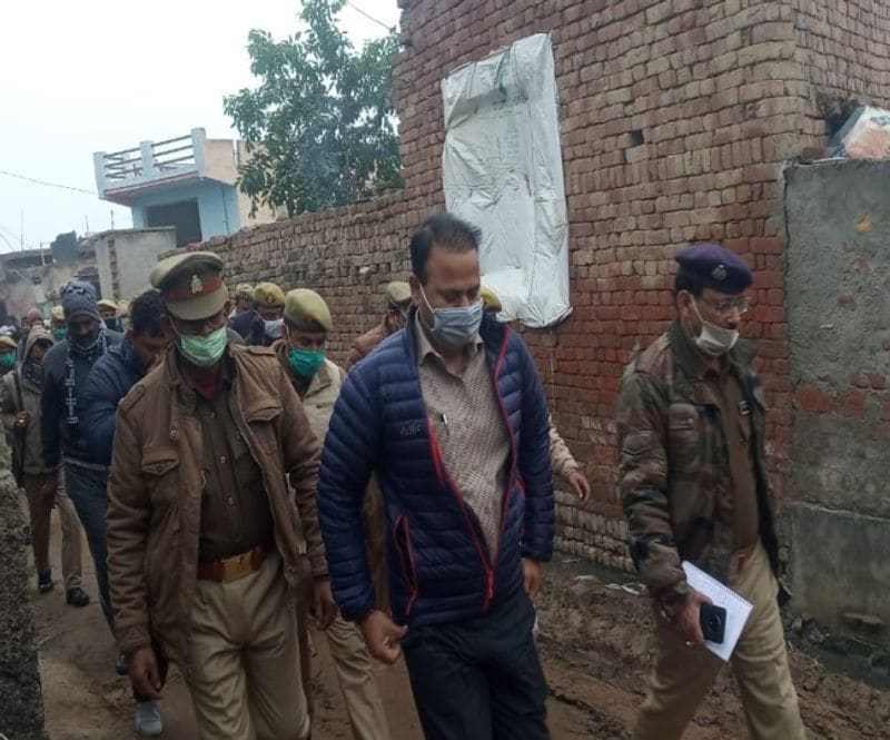 सीएम योगी आदित्यनाथ के तेवर बेहद सख्त देखते हुए एसएसपी बुलंदशहर ने सिकंदराबाद थाना प्रभारी समेत तीन पुलिसकर्मियों को निलंबित कर दिया है। 