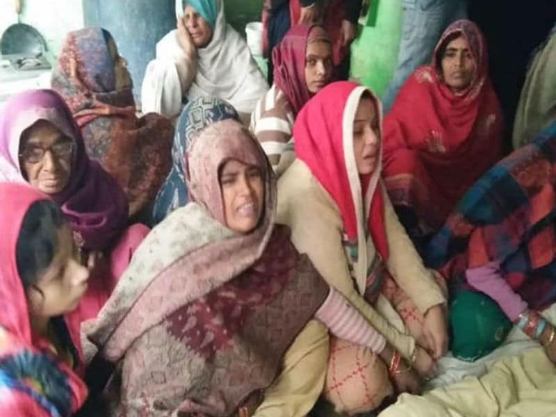 पांच को अस्पताल ले जाया गया। जहां पन्ना लाल की भी मौत हो गई। वहीं, अजय, गजेसिंह,पंकज, मनोज, ओमवीर और नवीन की हालत नाजुक देख चिकित्सकों ने सभी को दिल्ली रेफर कर दिया गया। 