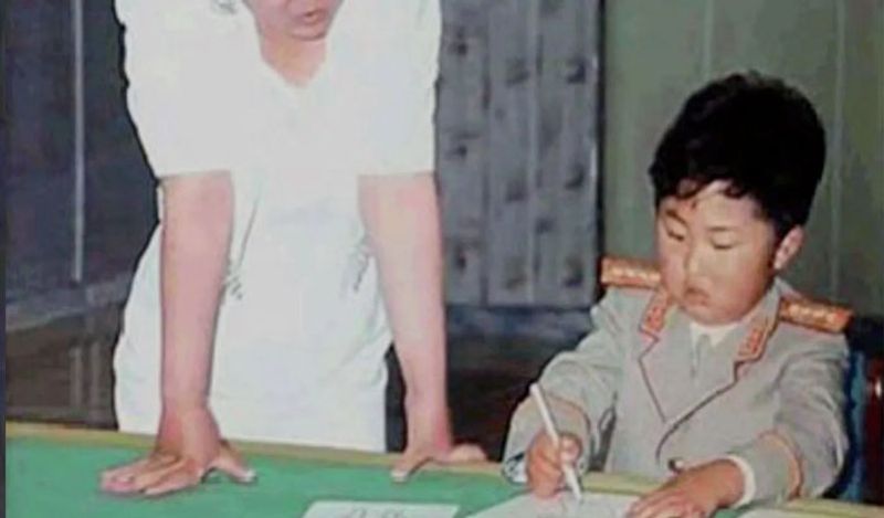 नॉर्थ कोरिया का सर्वोच्च नेता बनने के लिए इंसान को बेकडू वंश का होना जरुरी होता है। किम जोंग इसी वंश में पैदा हुए। उनसे पहले 1948 से 1994 तक किम इल सुंग ने देश पर राज किया। उनके बाद उनके बेटे किम जोंग इल आए। उन्होंने 1994 से 2011 तक नॉर्थ कोरिया की सत्ता संभाली।
