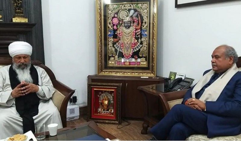 कौन हैं बाबा लक्खा सिंह?
पंजाब, हरियाणा समेत देश के कई राज्यों में नानकसर गुरुद्वारे हैं। इन गुरुद्वारों की प्रबंधक कमेटी के प्रमुख बाबा लक्खा सिंह ही हैं। बाबा की सिख समुदाय में काफी पहुंच है। वे सिखों में पूजनीय हैं। ऐसे में उनकी ओर से मध्यस्थता की पेशकश करना सरकार के लिए राहत की खबर हो सकती है। 