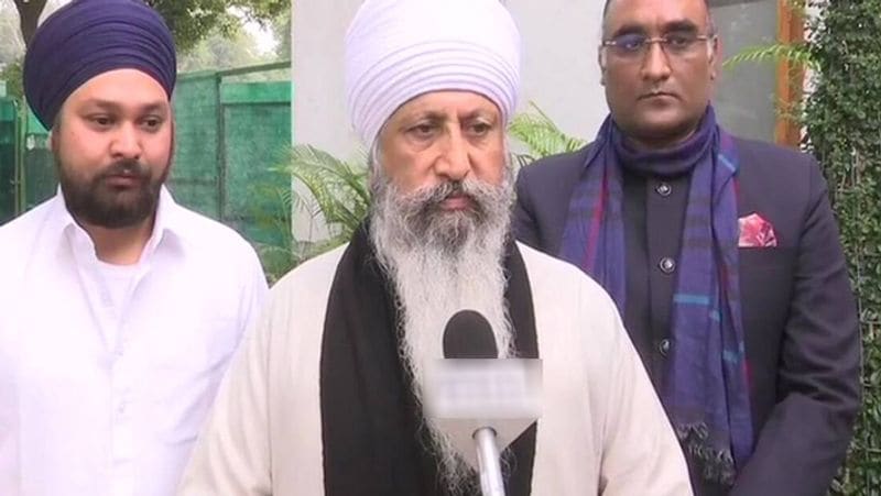 भावुक हुए नरेंद्र सिंह तोमर
बाबा लक्खा सिंह ने कृषि मंत्री से मुलाकात के बाद मीडिया से बात की। उन्होंने दावा किया कि बातचीत के दौरान कृषि मंत्री नरेंद्र सिंह भावुक हो गए। उन्होंने बताया कि सरकार की ओर से दो घंटे उनकी बात सुनी गई। लक्खा सिंह ने कहा, आंदोलन के चलते कई लोगों की जान चली गई। बच्चे, किसान, बजुर्ग महिला और पुरुष सब सड़कों पर हैं। इसलिए मैंने मध्यस्थता की पेशकश की। सरकार से बात अच्छी रही। हमने समाधान निकालने की कोशिश की।