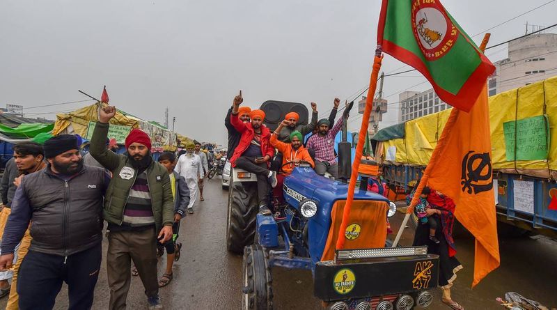  वहीं, इस दौरान नरेंद्र सिंह तोमर ने बताया कि सरकार किसानों की अधिकतर मांगे मान चुकी है। अन्य मांगे मानने को भी तैयार है। लेकिन कृषि कानून वापस नहीं लिए जाएंगे। सरकार आगे आई है, तो किसानों को भी आगे आना चाहिए। 