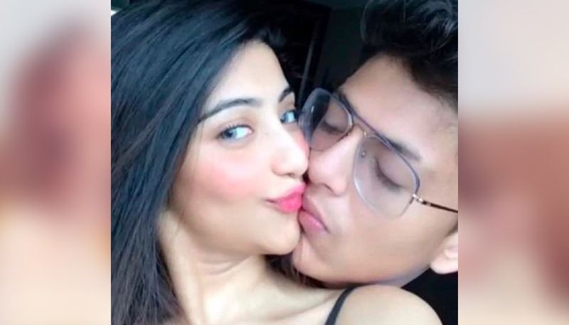 <p>নেটদুনিয়ায় চর্চার কেন্দ্রবিন্দুতে রয়েছেন শ্রাবন্তীর ছেলে অভিমন্যুর প্রেমিকা দামিনী ঘোষ। ছোট্ট ঝিনুক ৩ বছর ধরেই চুটিয়ে প্রেম করছেন এই মডেলের সঙ্গে। তার শরীরী জাদুতেই কাত নেটিজেনরা।</p>
