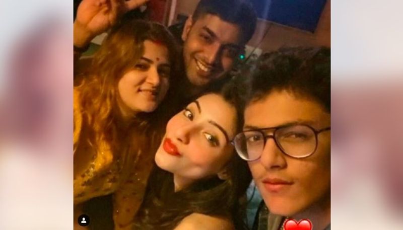 এবার ভোটে হেরেই ছেলে অভিমন্যু ও হবু বউমা দামিনীর সঙ্গে সময় কাটাতে দেখা গিয়েছে শ্রাবন্তীকে।