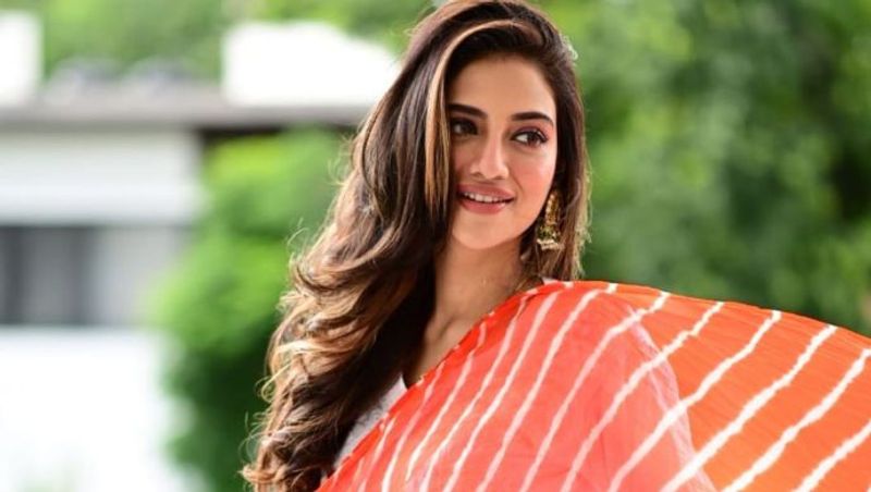 কিন্তু যদি তাঁর ব্যক্তগত জীবন নিয়ে প্রশ্ন করা হয়, তবে নুসরত সাফ জানিয়ে দেন, তিনি এই নিয়ে মুখ খুলতে রাজি নন। কারণ তিনি চান না তাঁর জীবন নিয়ে চর্চা হোক।