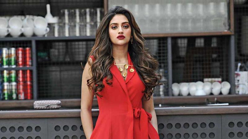 <p><br />
জল্পনা যত বাড়ছে ততই যেন বাড়ছে তার শরীরী মোচড়। বক্ষের উপরের গোপন ট্যাটুতে যেন আবারও বিতর্কে উঠে এসেছেন সাংসদ অভিনেত্রী নুসরত জাহান।</p>