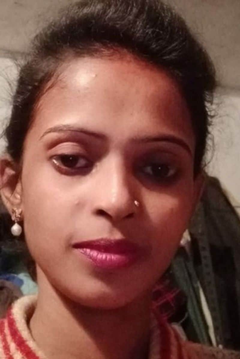 कंचन नगर निवासी विद्युत विश्वास और अपनी पत्नी रिक्ता मिस्त्री के साथ रायपुर गया था। वहां से लौटने पर दोनों घर जाने की जगह एसपी ऑफिस के सामने स्थित एसएस लॉज में ही रुक गए थे। लॉज मालिक संदेह पर रात में ही दरवाजा खटखटाया। ऐसे में कोई आवाज नहीं आई। इसपर उसने दरवाजा खुलवाया तो अंदर दंपती के शव मिले। इसके बाद पुलिस को सूचना दी गई।