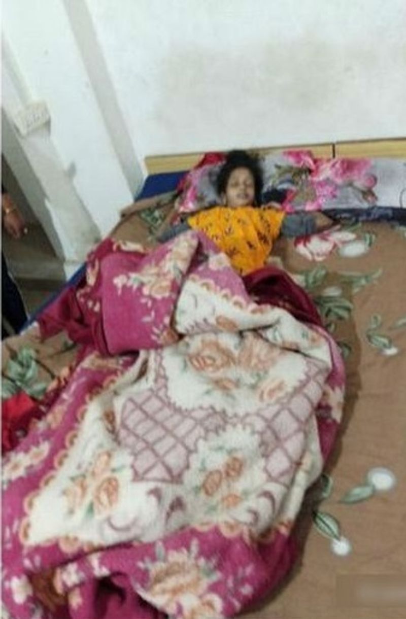 पुलिस को रिक्ता का शव बिस्तर पर और विद्युत का बाथरूम में कपड़े के सहारे फंदे से लटका मिला है। मौके से एक सुसाइड नोट भी बरामद हुआ है। इसमें पत्नी के चरित्र पर संदेह के चलते हत्या की बात कही गई है। 